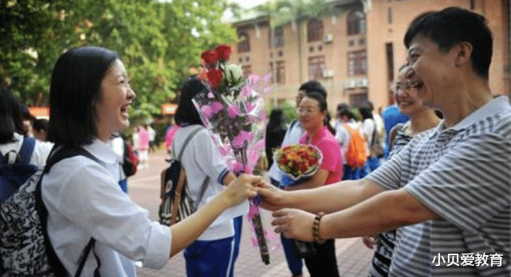 福建一考生考上清华, 捐赠10多万给当地教育局, 网友质疑背后目的