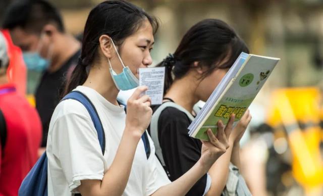 填报志愿选择服从调剂后, 考生捡漏进上交大, 看完专业笑不出来了