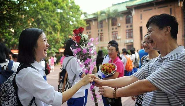 考生成绩410分, 父母大摆宴席款待, 结果反被众人指责: 丢人现眼