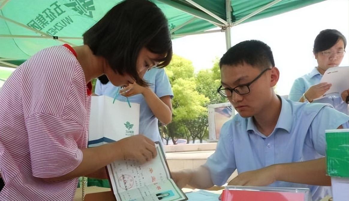 大一新生开学报到, 有必要办户口迁移吗? 看完利弊分析再做打算