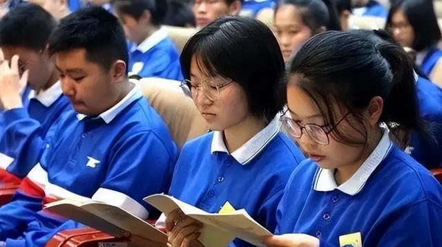 职高开始报名, 一女生蹲校门口痛哭, 不进门! 看到她穿着, 我笑了