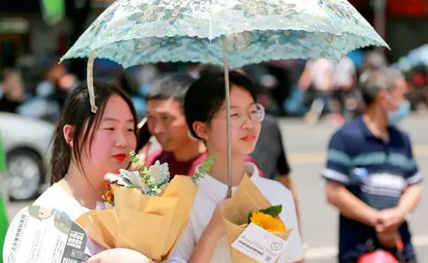 女生被985大学录取, 母亲看了专业有点不高兴, 但愿孩子不会后悔