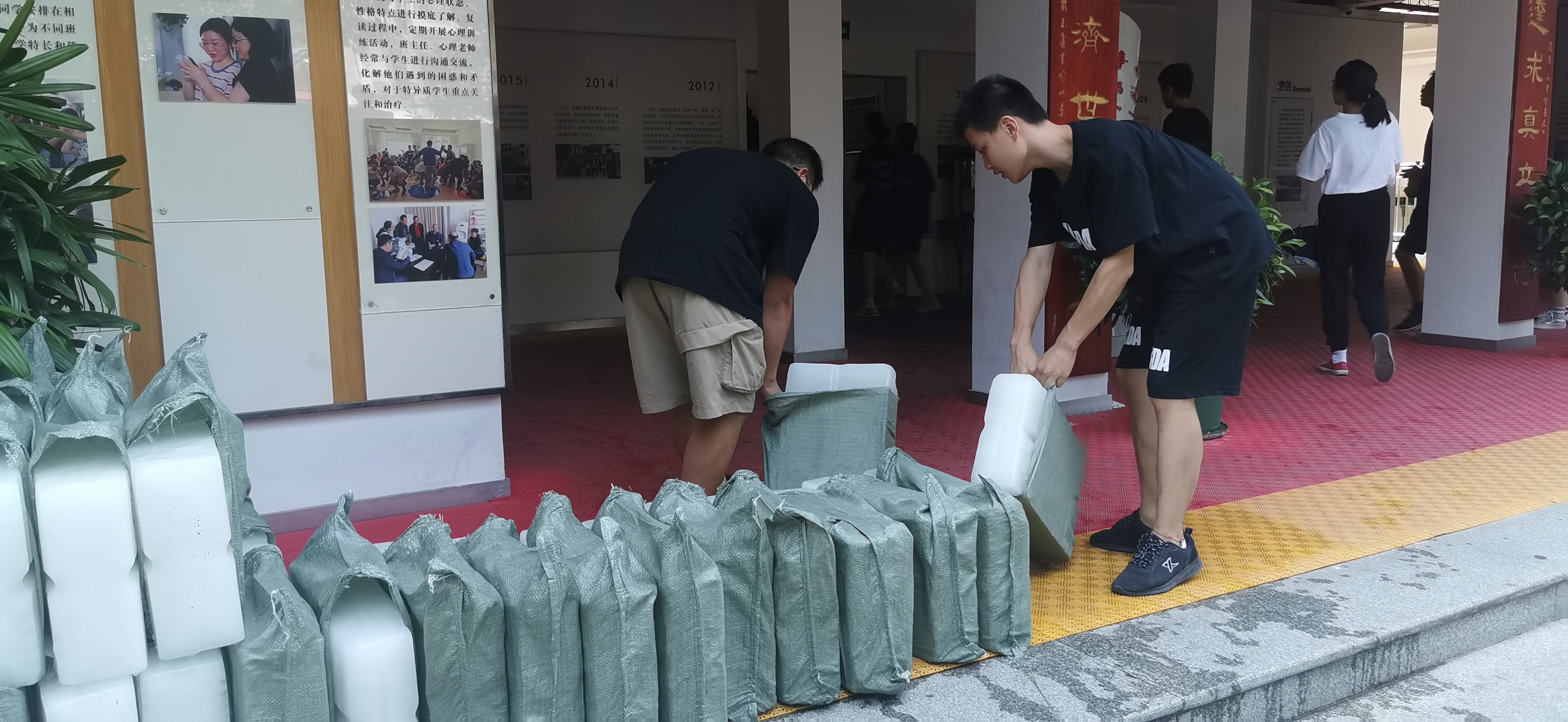 别人的学校! 高温持续, 长沙这所中学每天送2吨冰为学生降温