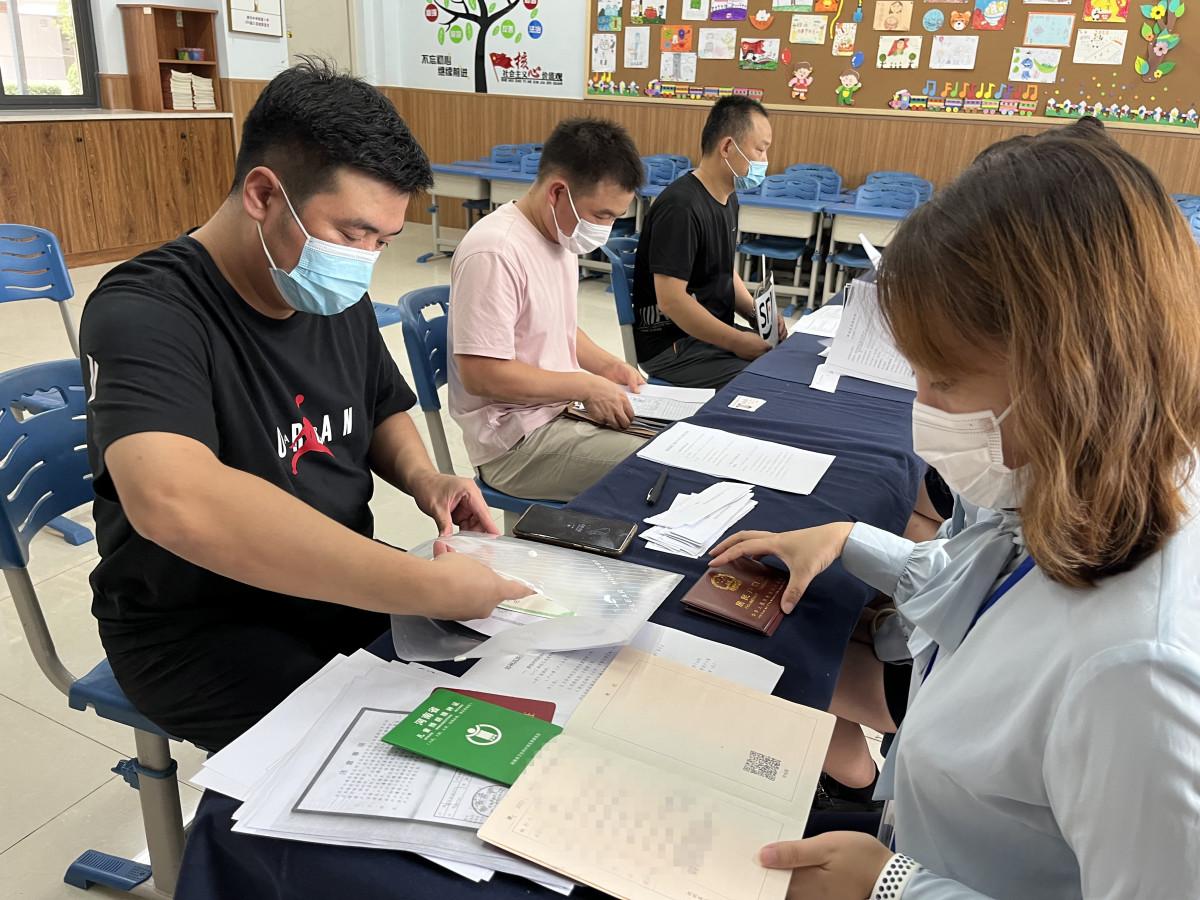 直击郑州市区小学入学现场报名首日|网上预约, 10余分钟完成报名