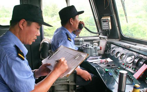 新一批“铁路局”开始招人了, 大专学历也能报名, 实习待遇很吃香