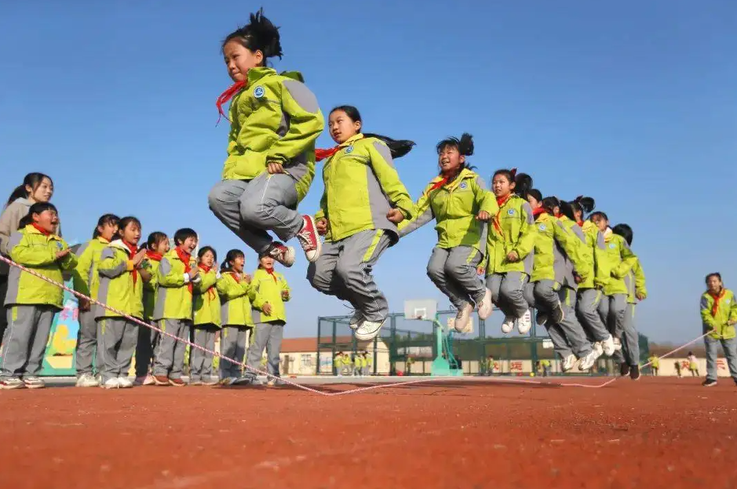 中小学“课间圈养”现象愈发严重, 面对家长质疑, 老师也很无奈