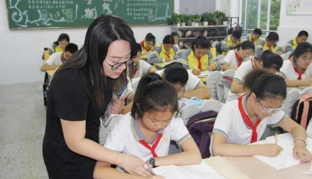 多名学校教师晒出工资条, 网友看了工资条上的金额后, 却不淡定了