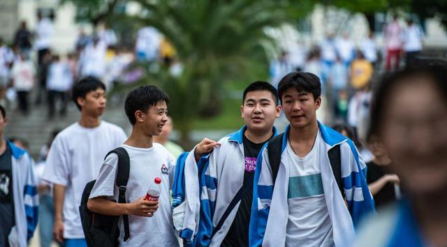 考生考上名牌大学, 亲戚随1千红包遭辱骂, 看清了如今的现实!