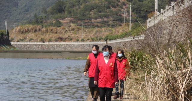 教育局让教师在40高温下“巡河”, 教师怨声载道, 家长: 支持