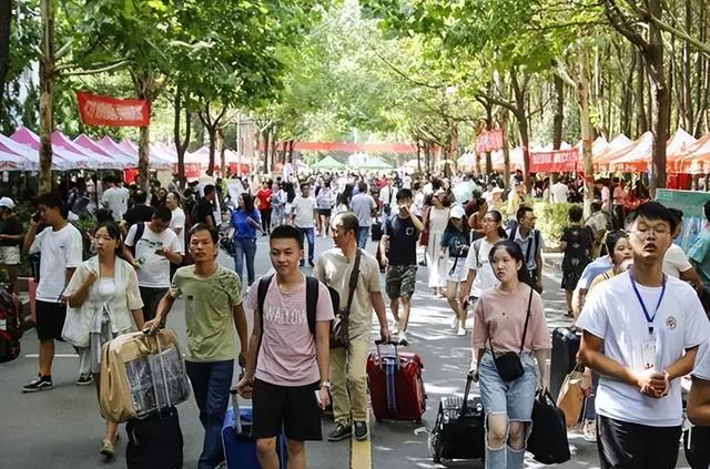 浙大迎新生有多特殊? 仿佛回到体测时的立定跳远, 你能跳多远