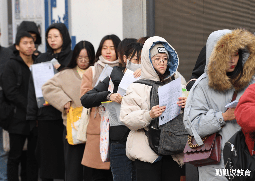 这一“铁饭碗”大规模扩招, 为往届生敞开大门, 待遇与公务员持平