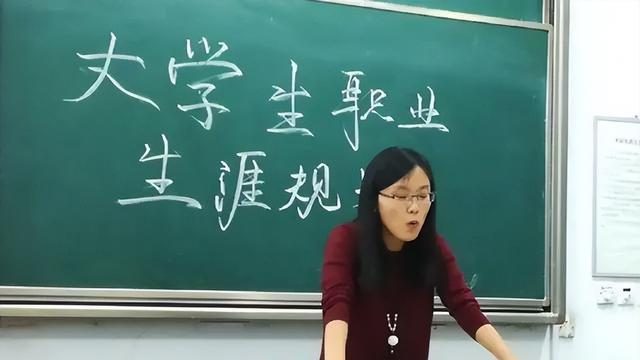 大学初次见辅导员需要送礼吗? 直接送到办公室? 学长: 少干傻事