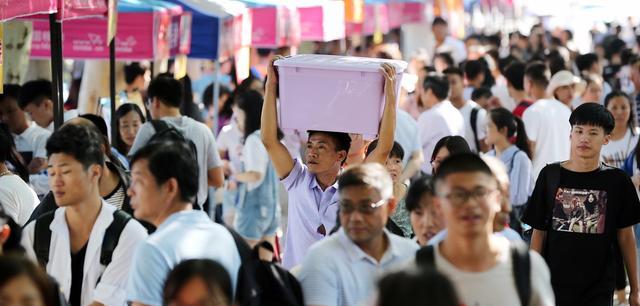 准大一新生来报到, 父亲穿着随意被斥责“丢人”, 网友评论两极化