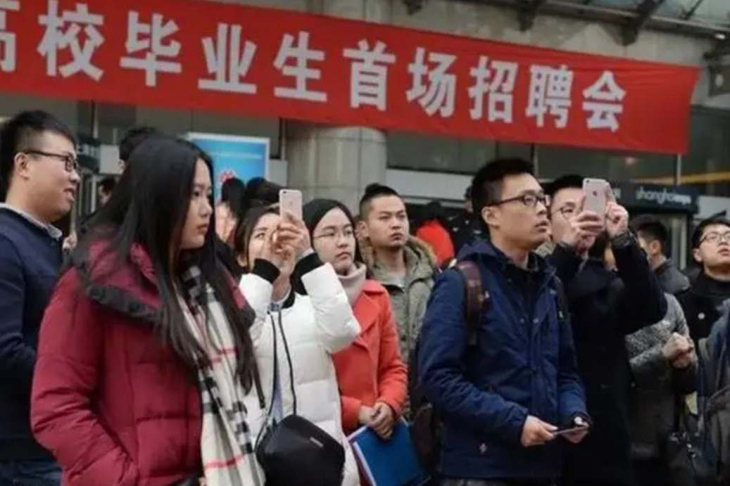 “一场高中同学会, 看清名企和编制的差距”, 学生自述幸亏选对了