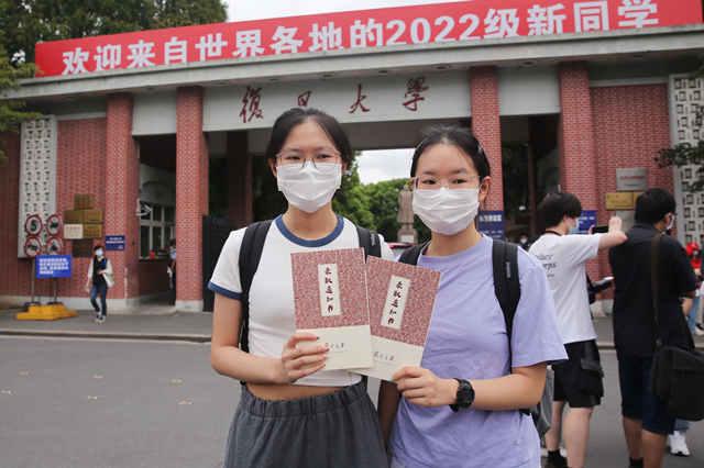 复旦大学两对双胞胎同时报到，新生家长止一步，志愿者上一步