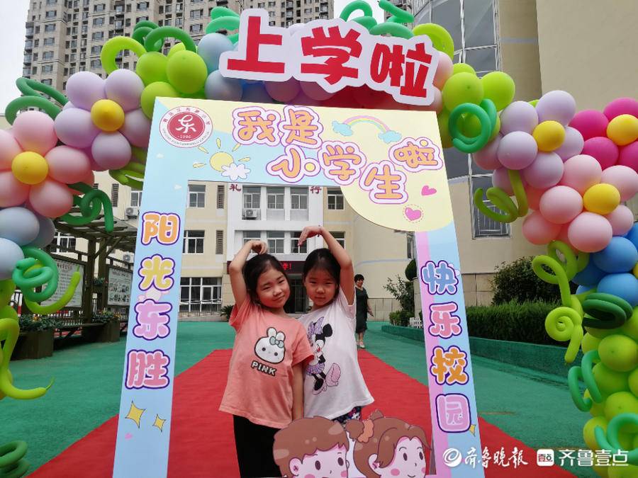 上学啦! 青岛东胜路小学新生带着作品装扮教室, 主人翁意识满满