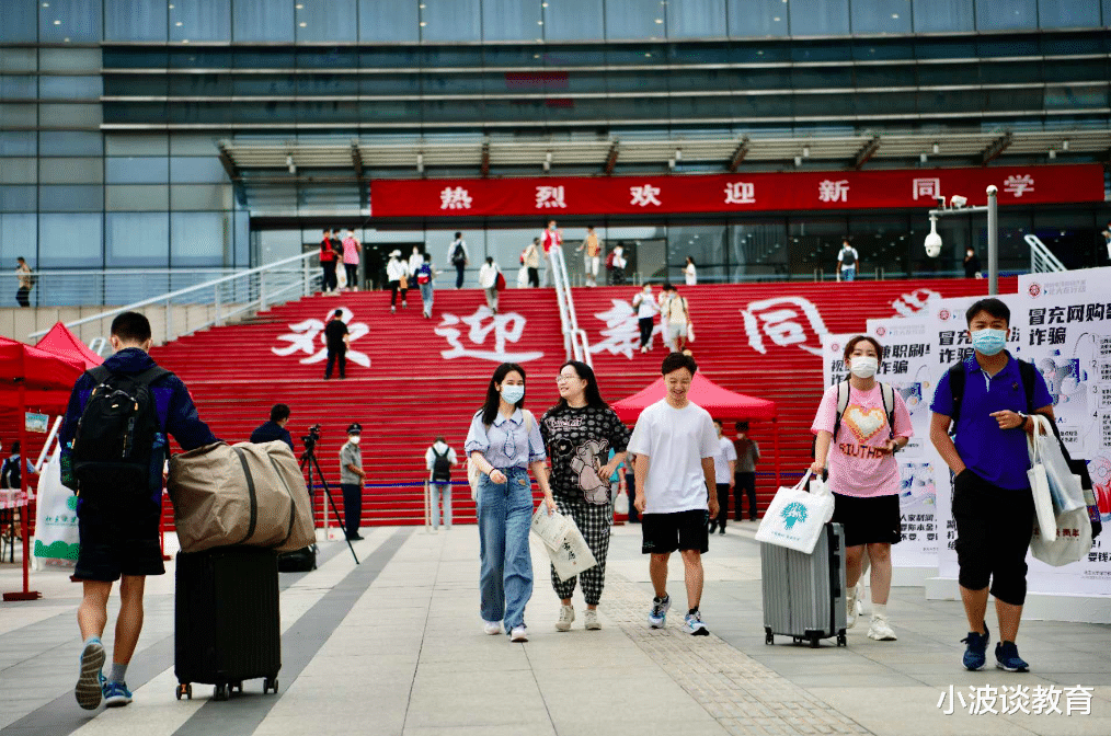 北大迎4000多名新生, 个个英姿飒爽未来可期, 网友评论却很扎心