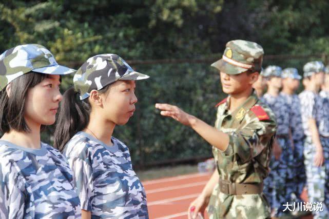 女大学生军训拍下女导员和教官, “差点亲一起”, 同框引发误会