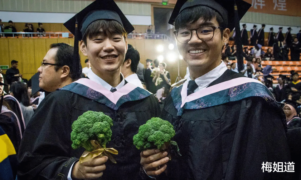 在韩留学生哭诉: 大米饭限量, 根本吃不饱, 引来网友调侃围观