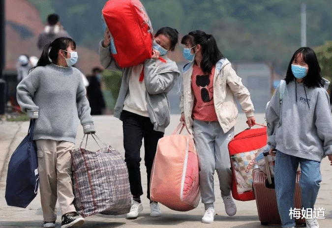 夏日炎炎, 高校为学生云梯搬行李, 为有“人情味儿”的高校点赞