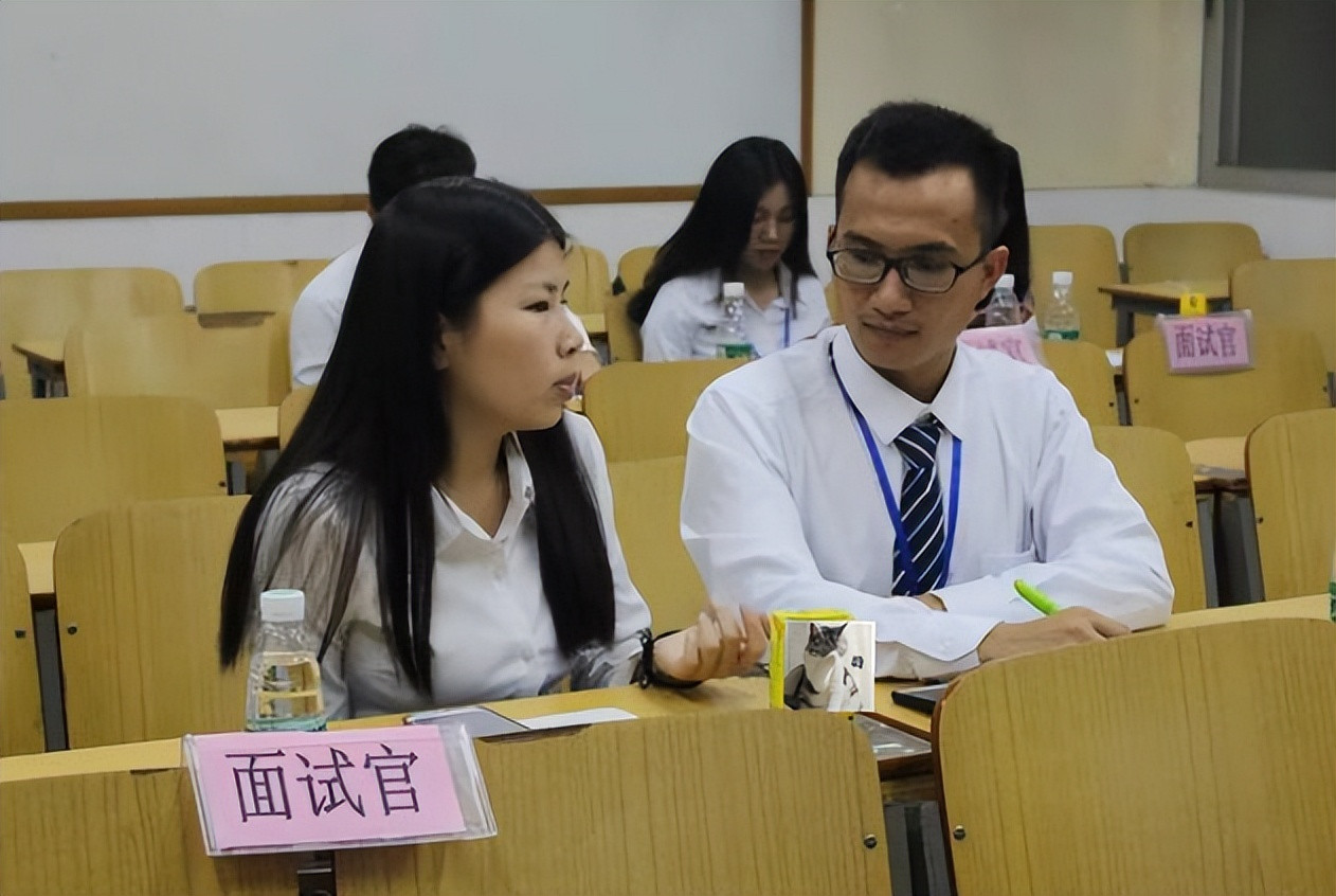 “我裤子拉链开了, 怎么提醒不尴尬”? 大学生高情商回答被录取