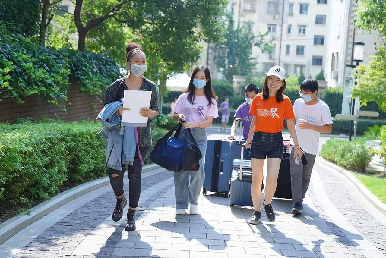 大一新生报到, 一“富家女”精心打扮盛装入学, 却被同学嘲笑