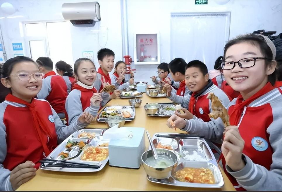 中小学生迎来好消息! 学校食堂将发生改变, 家长和学生要做好准备