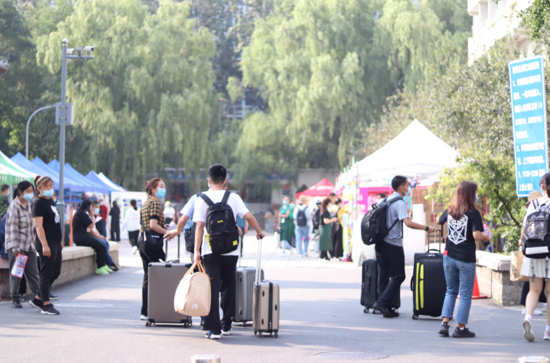 大一刚开学, 家长因行李问题和学校发生矛盾, 网友: 不想伺候祖宗