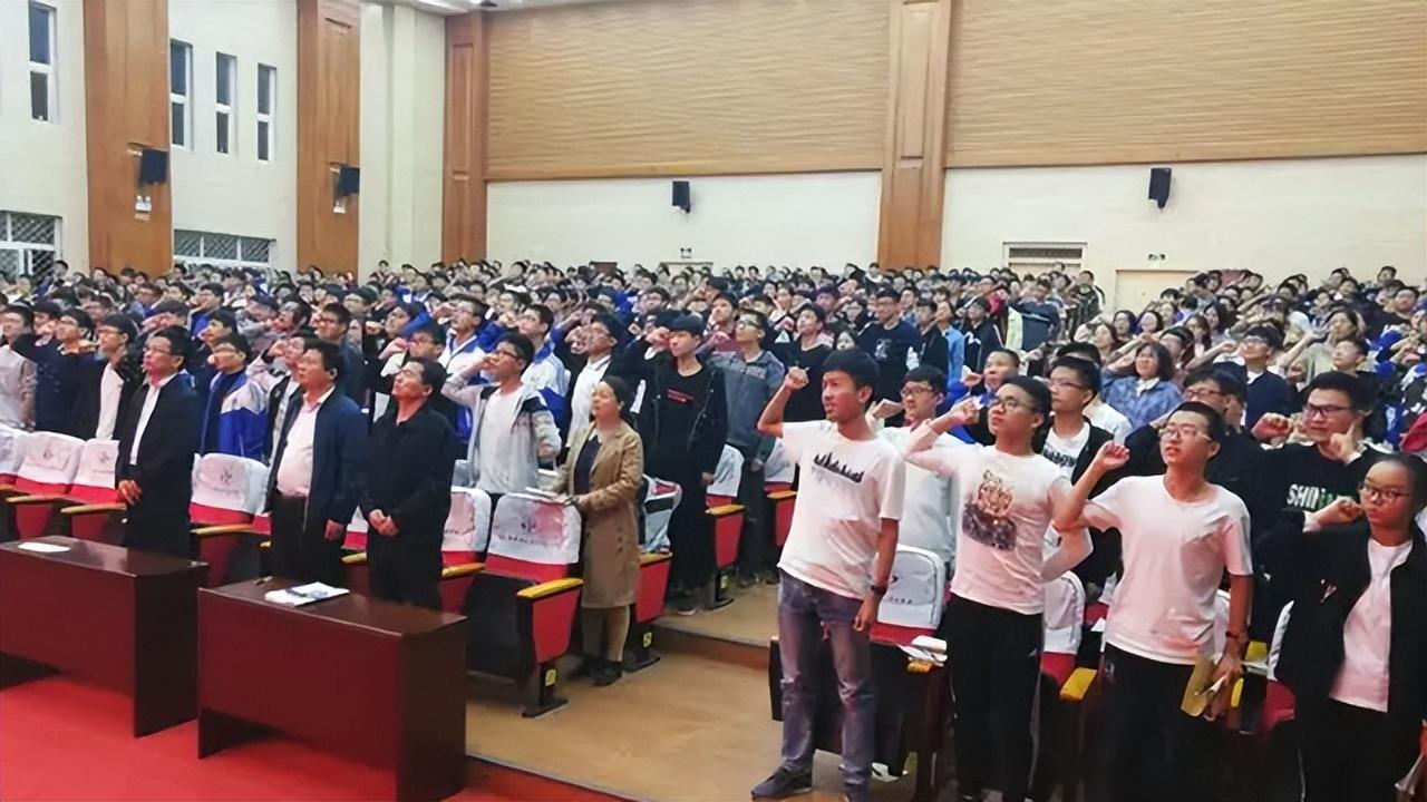 厉害了! 河南一所县级中学有35名学生考上清北, 让人称赞不已