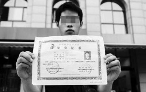 “偷读的大学”, 男生花20万在武大读了4年本科, 毕业发现自己从未被录取