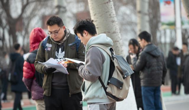 公务员笔试、面试第一, 却因政审不过被“淘汰”, 女生直言不公平