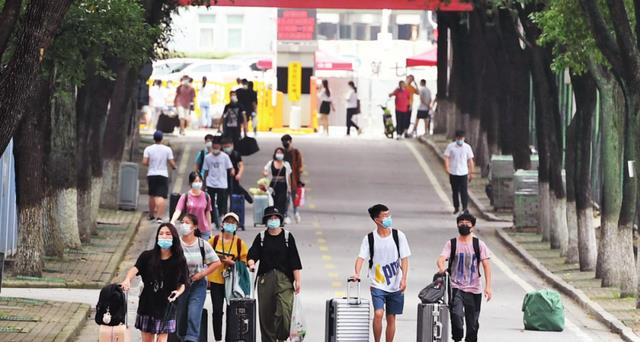 这届大一新生的“行李”有多奇葩, 辅导员表示要静一静