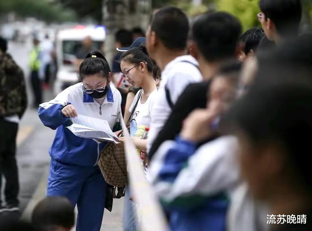 小学的时候成绩非常拔尖的, 排全班前第一名、第二名的那种孩子。到了中学多半他会慢慢下去。