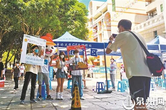 泉州部分高校陆续开学 双胞胎还有三胞胎新生都来了