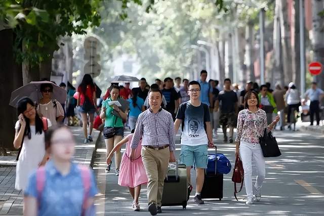 00后读博士! 武汉大学晒20岁博士生, 当网友得知他的爱好后引争议