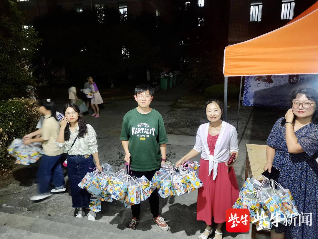 特殊的开学礼! 江苏大学药学院新生获赠中药种子