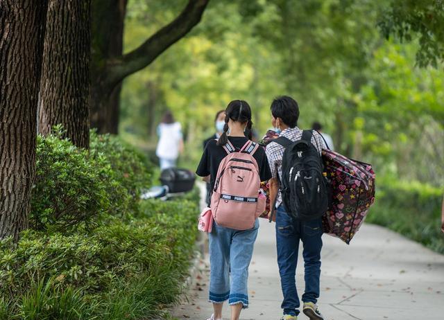 大学生活费多少合理, 学生哭诉生活费不够, 家长: 压力山大