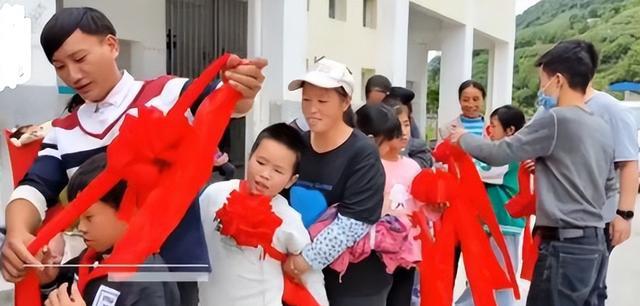 好好读书奖励小猪? 云南一小学开学礼走红, 优秀学生的奖品太实在