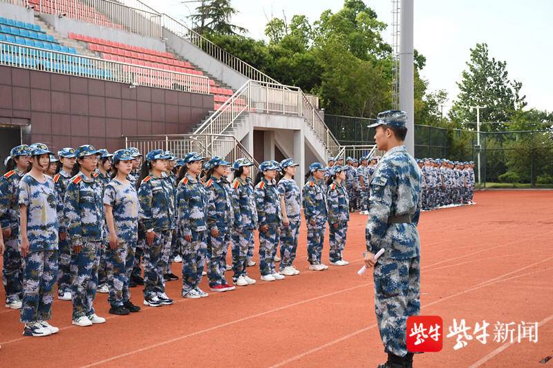 16个退役复学的大学生“组团”当军训教官, 其中还有个英姿飒爽的女教官