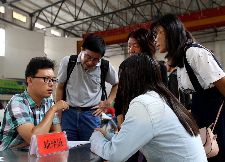 新生别随便听网红的话, 学姐经常跟辅导员“叫板”, 毕业时后悔了