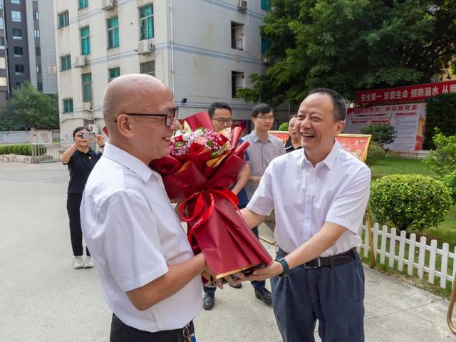 台江区政府主要领导走访慰问教师