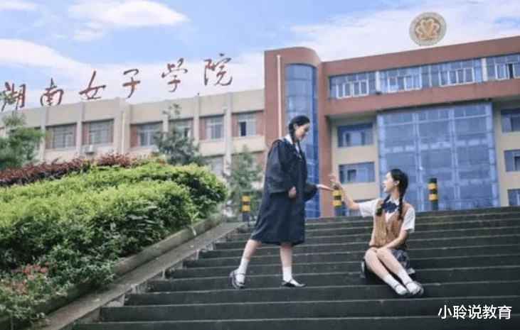 湖南女子学院迎首位男生, 学姐们强势围观, 网友: 儿时梦想实现