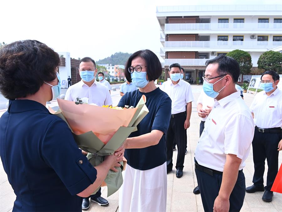 教师节前夕，吴忠琼走访慰问一线教师