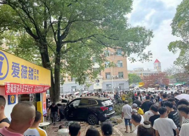 湖南宝马女教师校内撞伤9人, 高校校园是否人车分流再次摆上台面