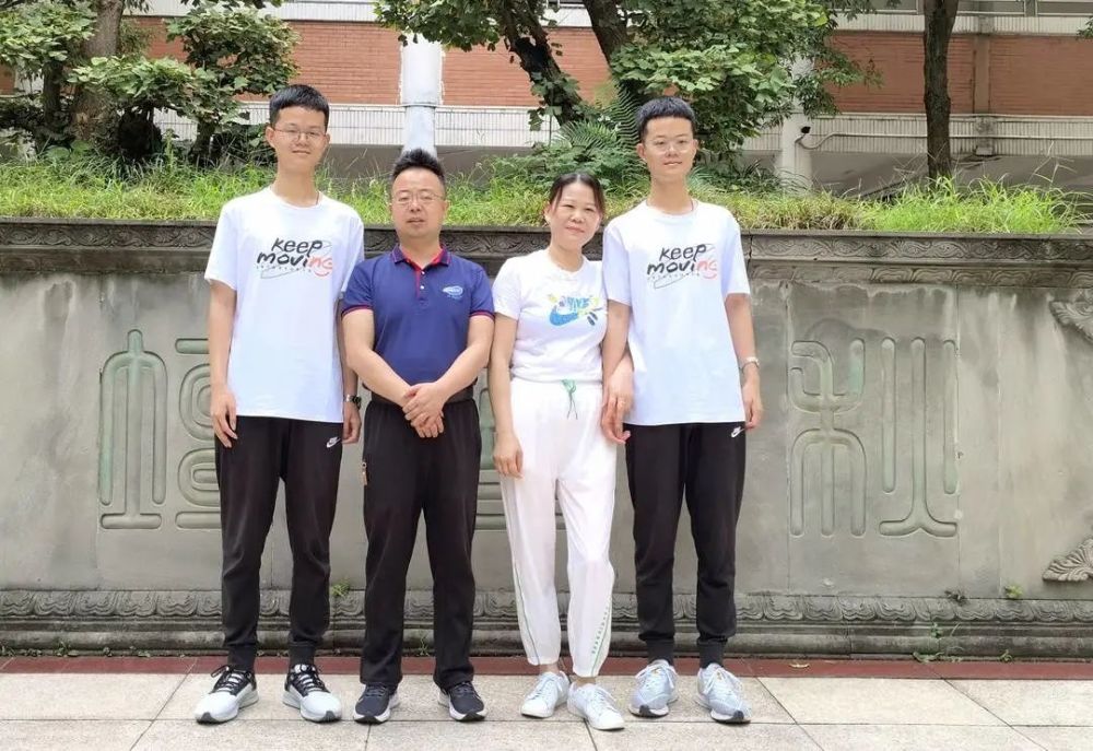 这种精神状态, 是怎么考上北大的? 妹妹偷看学霸哥哥的书被笑到