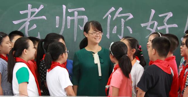 晒礼物也翻车? 河南女教师高调炫耀遭调查, 本人回应却毫无说服力