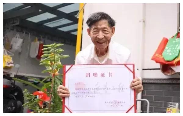 90岁拾荒教师资助7个孩子圆梦大学, 看完除了感动我们还能做什么