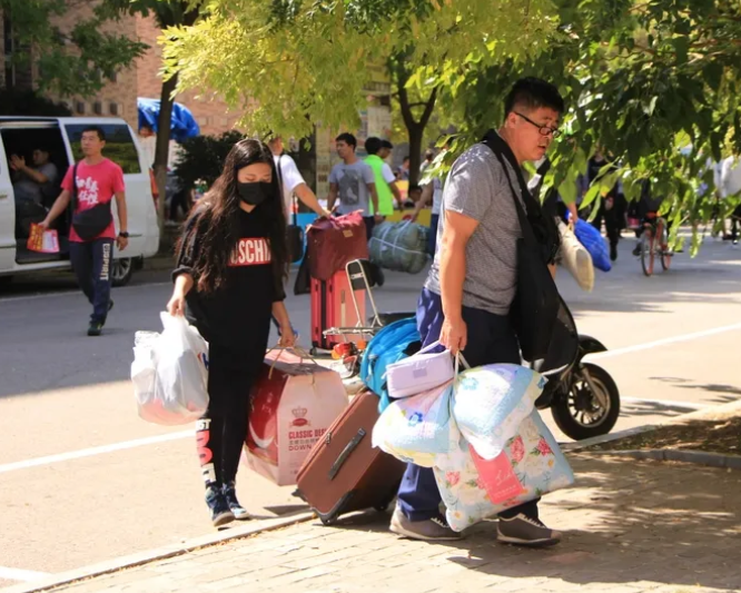 大学偷偷给贫困生发补助, 人性化做法引好评, 隐私和尊严都顾及了