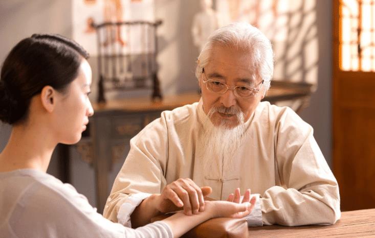 中医课上, 老师给女学生“把脉”, 几分钟后脸上的笑容逐渐消失