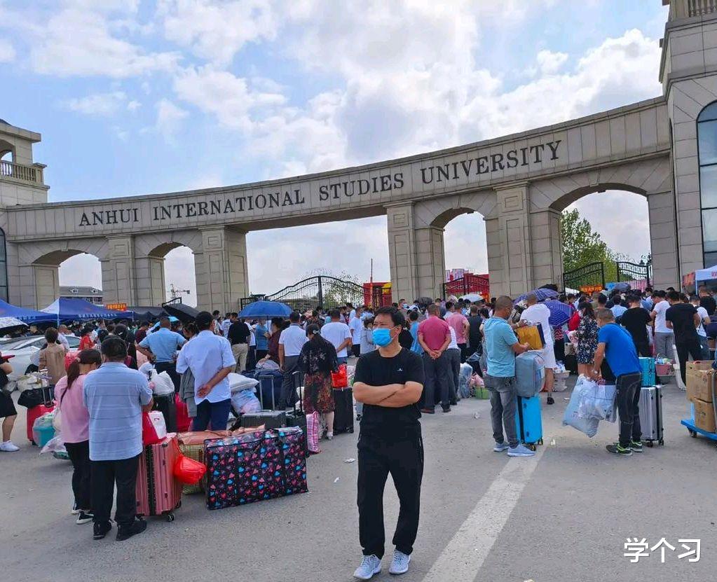 这所大学, 因校门太“霸气”, 被很多人误以为是“国外名校”!